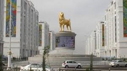 Turkmenistan, il presidente dedica una statua d'oro al suo cane