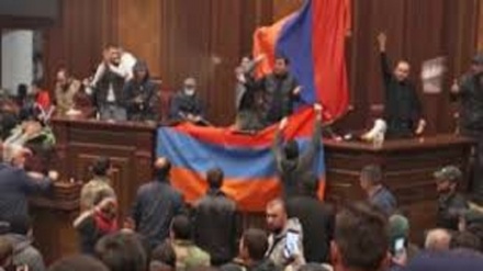 Armenia: i manifestanti assaltano il Parlamento