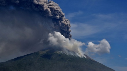 Volcano eruption forces thousands to flee in Indonesia