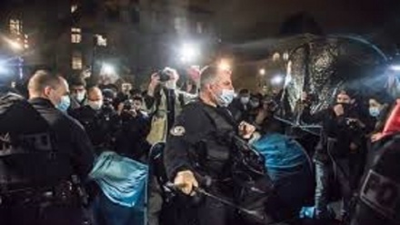 Francia, violento sgombero della polizia: manganellati migranti e giornalisti