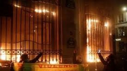 Francia, i manifestanti che hanno rubato sonno da Macron: scontri e auto incendiate
