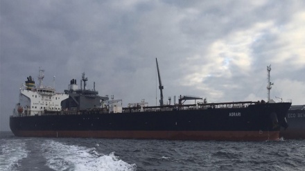 Tanker Yunani Meledak Terkena Ranjau di Pelabuhan Saudi