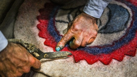 フェルト絨毯作り