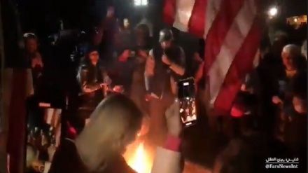 Video: Manifestantes queman sus mascarillas en California