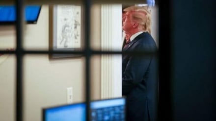 רשת CNN: בכירים בבית הלבן מתחילים להתנער מטראמפ