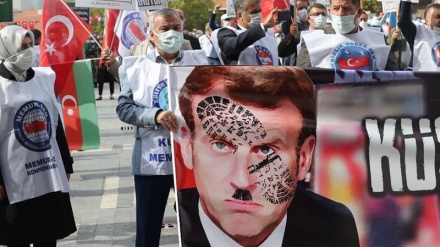 Protesta kundër deklaratave islamofobiste të Macron në Stamboll të Turqisë