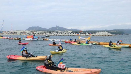 沖縄・辺野古で、市民らが海上から米軍基地建設に抗議の声