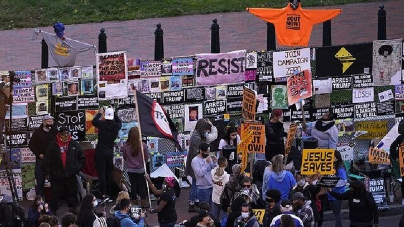 מאות מפגינים נגד טראמפ התאספו מול הבית הלבן