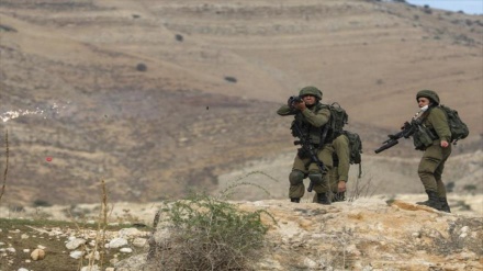 Soldados israelíes se esconden detrás de tela en frontera libanesa