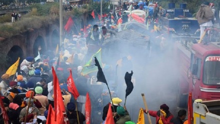  Indian farmers clash with police over farm reforms 