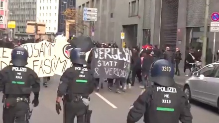 (VIDEO) Covid, restrizioni in Germania: proteste e scontri 