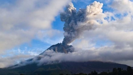 (VIDEO) Indonesia, eruzione vulcano: migliaia in fuga