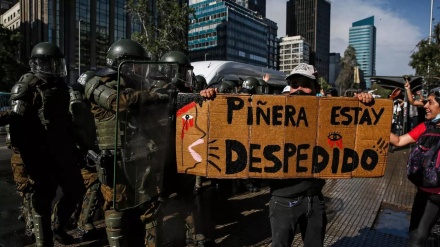 Chilenos salen a las calles para pedir la renuncia de Piñera