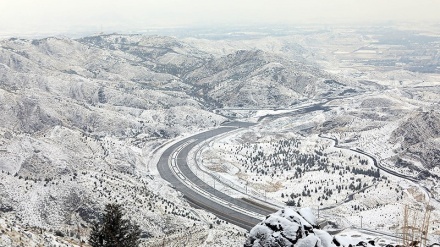 Musim Dingin Masih Sebulan Lagi, Mashhad Diguyur Salju (2)
