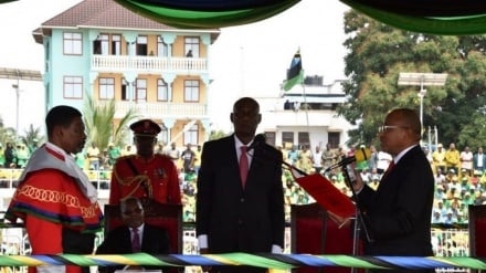 Hussein Mwinyi aapishwa kuwa rais wa Zanzibar, viongozi wa upinzani Tanzania Bara wakamatwa na kuwekwa kizuizini