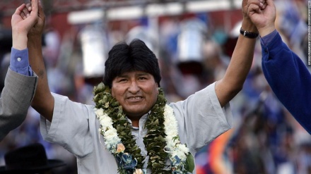 ボリビア元大統領、新大統領就任により亡命先から帰国