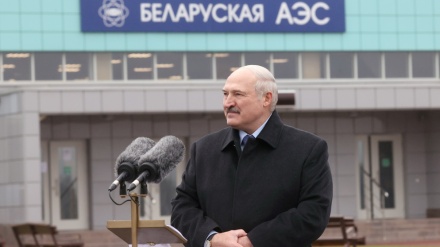  Belarus' Lukashenko vows to leave office after adoption of new constitution 