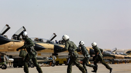 イラン空軍演習で、戦闘機スホイ２４が陸上の標的を破壊