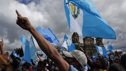 (FOTO) Guatemala, violenti proteste: sospesa legge di bilancio