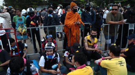 Thai anti-govt demonstrators oppose king's military command