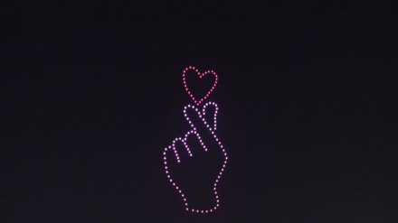 ドローン数百機が韓国ソウル上空を飛行、コロナ対策で人々に希望のメッセージ