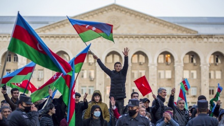 Azerbajxhanasit festojnë përfundimin e luftës në rajonin Nagorno Karabak