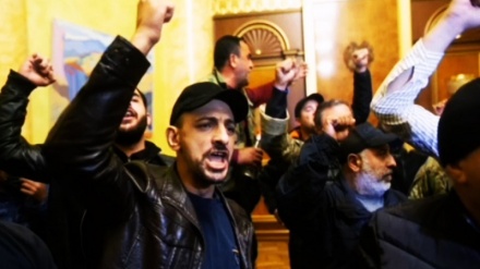 (VIDEO) Armenia, la gente attacca il Palazzo del Primo Ministro