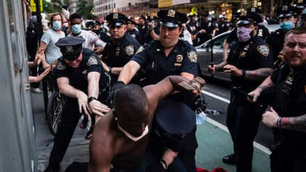 Policia amerikane shtyp me dhunë protestuesit në Filadelfia