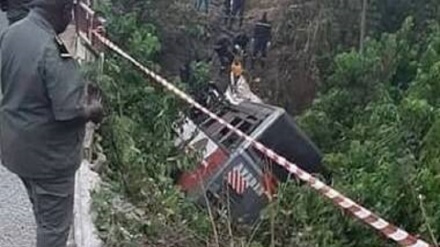 Bus si scontra con un camion e finisce nella scarpata: decine morti e feriti