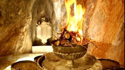 イラン中部ヤズドの拝火教関係最大の観光名所；拝火教の聖地チャクチャク