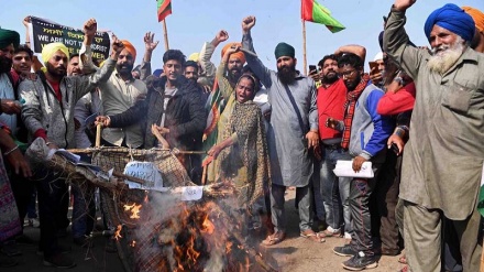  Indian farmers launch general strike to protest market liberalization 