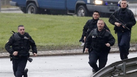 仏の家庭内暴力の現場で警官３人が撃たれ死亡　容疑者は遺体で発見　