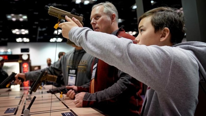 Shtimi i numrit të blerësve të armëve, krijon mungesë të municionit të armëve në Amerikë