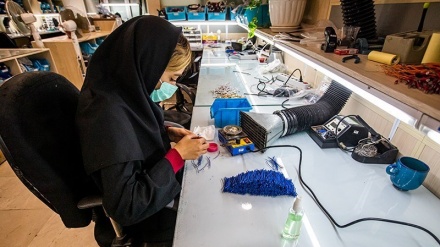 Suasana di Pabrik Peralatan Medis Iran (2)