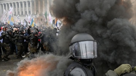 Video+Fotos: Enfrentamientos en Ucrania entre policías y manifestantes anticonfinamiento