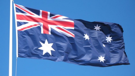 澳大利亚布里斯班东部工业区的一个回收仓库发生大火