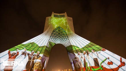 (FOTO) Tehran, giochi di luce sulla Torre Azadi - 1