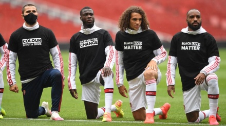 Futbollistët e dy klubeve angleze protestojnë kundër racizmit