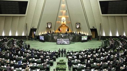 Deputetët e Parlamentit Islamik të Iranit dënojnë vendimin e Evropës për sanksione ndaj Iranit