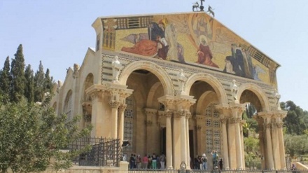 パレスチナのイスラム教徒らが、イスラエル人のキリスト教会放火を阻止