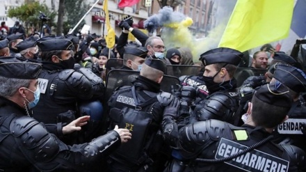 フランスで、治安対策法案をめぐり警察とデモ隊が衝突