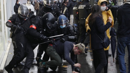 Forcat policore të Francës sulmojnë protestuesit duke përdorur dhunë dhe keqtrajtim fizike