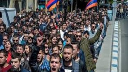Armenia: la gente scende in piazza contro il premier Pashinyan
