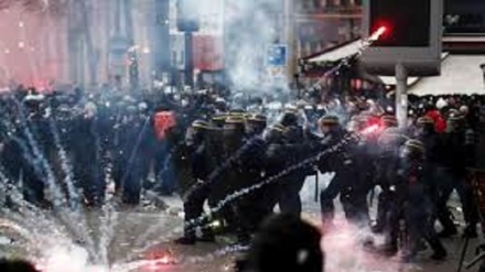 Fotoreporter siriano gravemente ferito durante proteste a Parigi