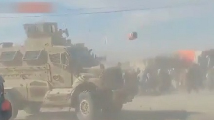 (VIDEO) Siria, pietre contro veicoli dell'occupazione USA 