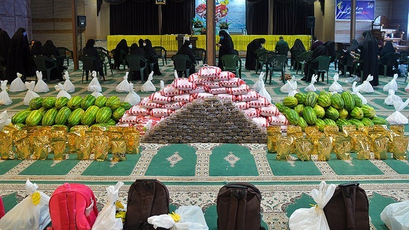 Pembagian paket sembako di Shiraz dan Isfahan.