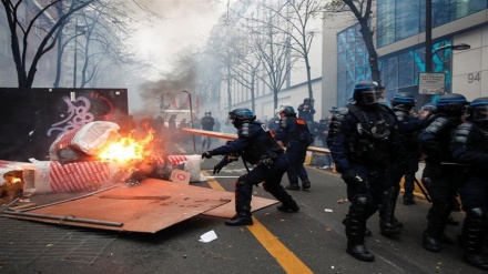 फ़्रांस में पुलिस हिंसा के ख़िलाफ़ दसियों शहरों में प्रदर्शन, सैकड़ों घायल और गिरफ़्तार, नए क़ानून से पुलिस को मिलेगी खुली छूट