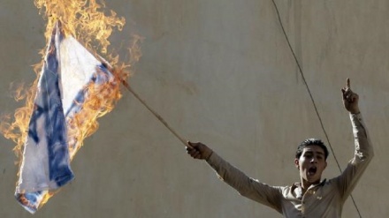 Wamorocco wachoma moto bendera ya Israel katika kuonyesha mshikamano wao na Palestina 