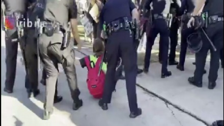 АҚШ полицияси Лос-Анжелес мерининг уйи олдида фуқаролик фаоллари билан тўқнашди (видео)