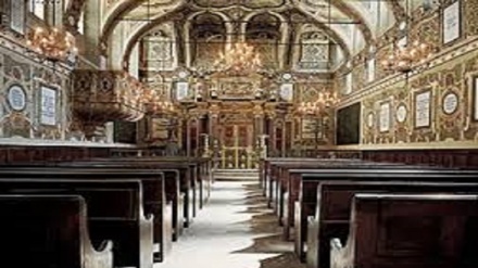 Video: Colono israelí prende fuego a una iglesia católica en Al-Quds